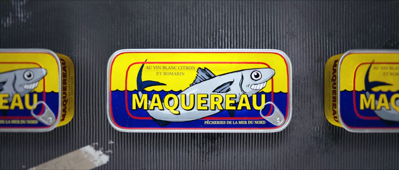 Image du film Fishlike : une boîte de maquereaux sur un tapis roulant