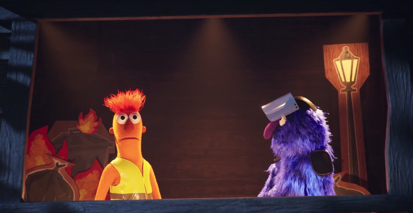 Deux marionnettes sur la scène de The Puppet Striker Show